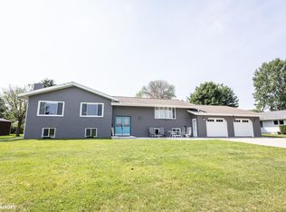 912 9th St NE, Belmond, IA 50421