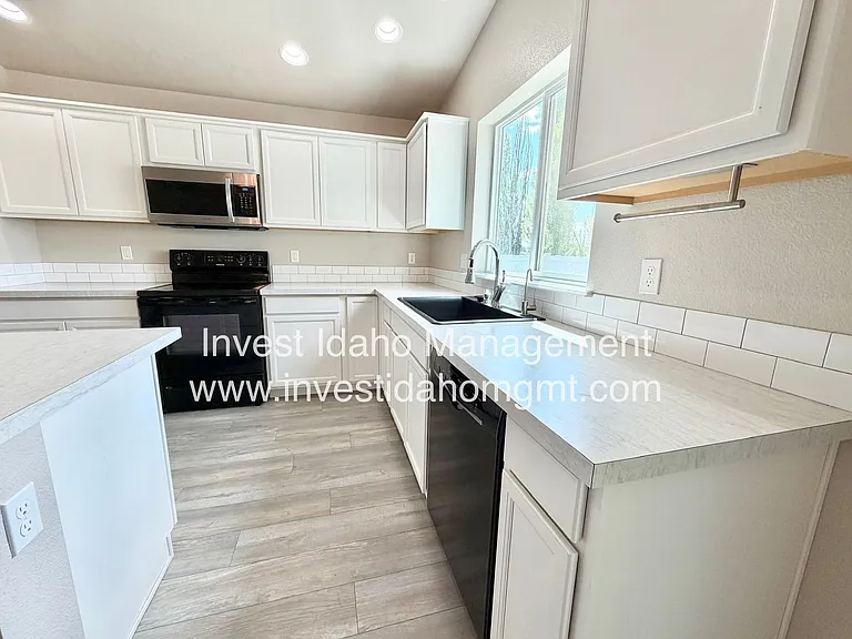 1441 W Sahara Dr — Photo 4