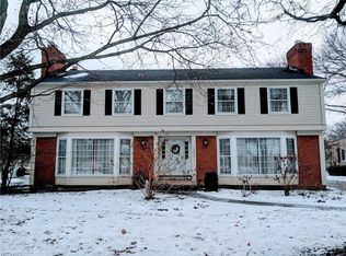 1075 Kirtland Ln, Lakewood, OH