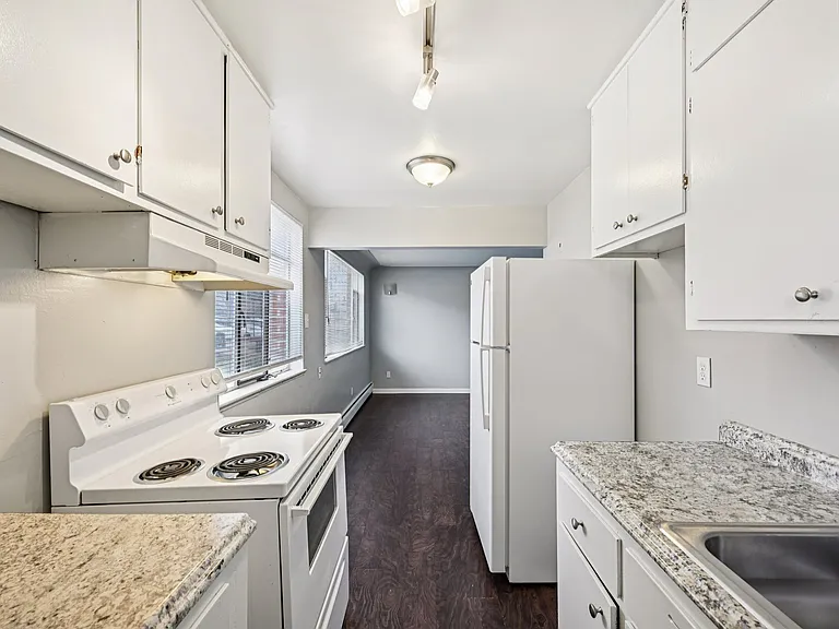 Admiral Apartments — Photo 13