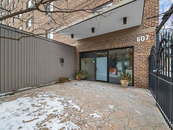 2nd image of 607 W Wrightwood Ave APT 407