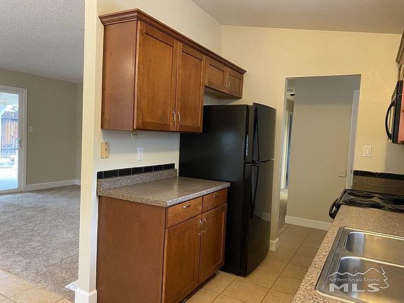 3rd image of 828 La Sierra Ct