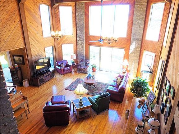 5th image of 65 Oak Hill Cir