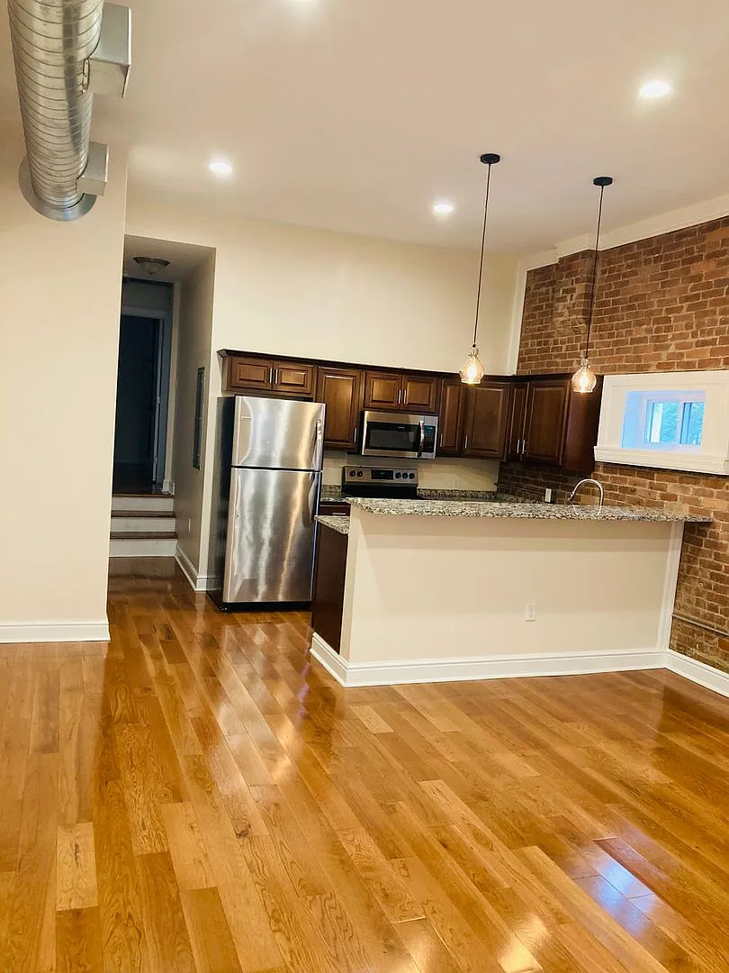 1207 Reddour Street — Photo 1