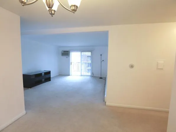 560 Mesa Dr APT 305, Hoffman Estates, IL 60169