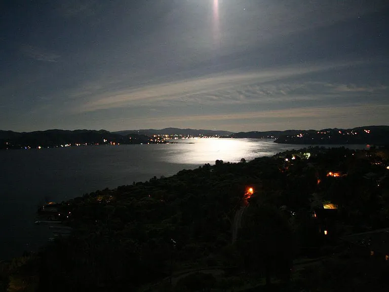 The moon shinning on the lake