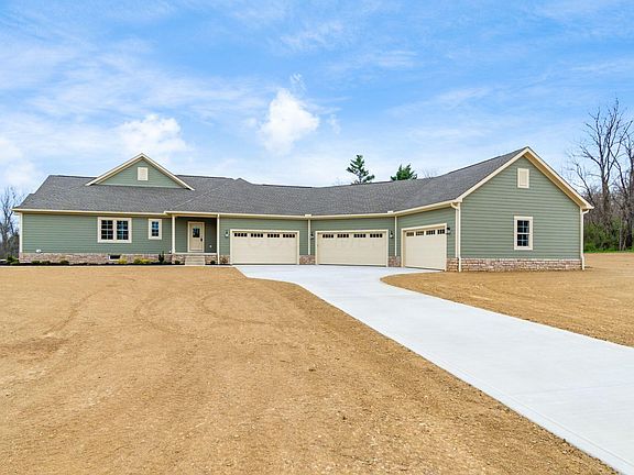 5th image of 384 Olive Ct