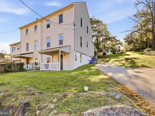 803 Maple Ln, Aston, PA 19014