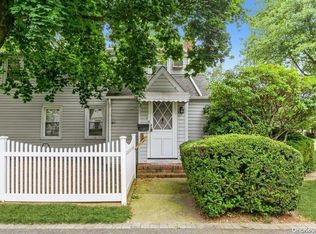 72 Bromleigh Rd, Stewart Manor, NY 11530