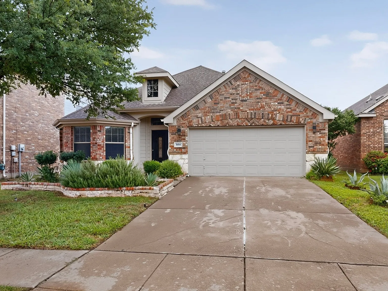 905 Lake Grove Dr — Photo 3