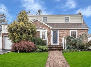 2216 5th St, East Meadow, NY 11554