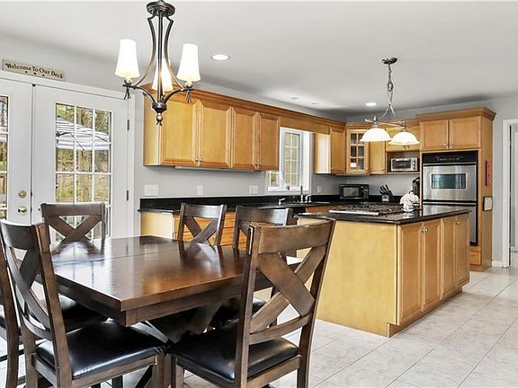 5th image of 22 Killian Ln