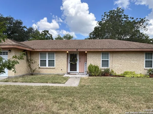 1409 Las Palmas Circle, Beeville 78102