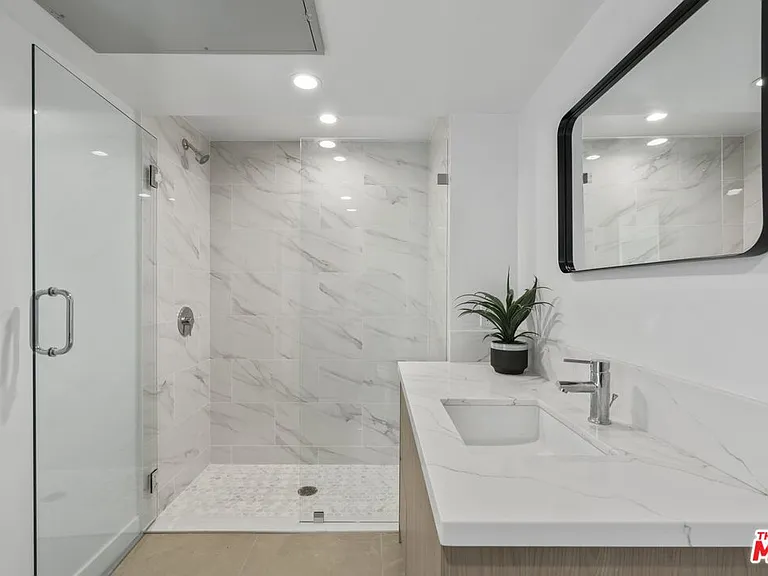 10918 Camarillo St #301 — Photo 13