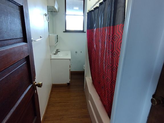 4th image of 1525 Plum St #1