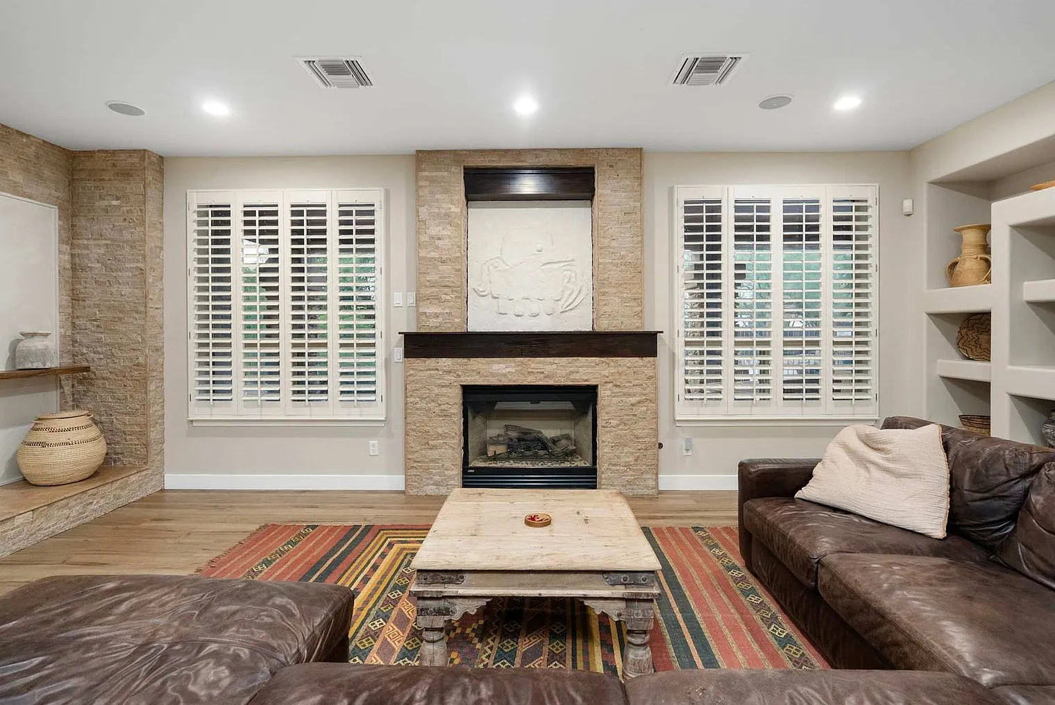 6 bed, 3.0 bath, 5198 sqft, $18,844 — Photo 3