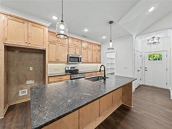3rd image of 15 Salen Ln