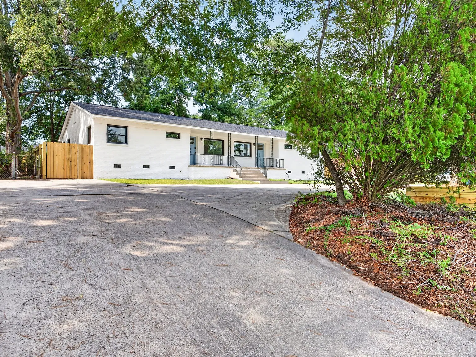 Charming 3-Bed Duplex in Prime Columbia Location Near Devine St & USC! — Photo 4