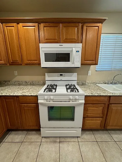 3 bed, 600 sqft, $2,600 — Photo 2