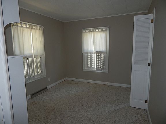 5th image of 207 Market St