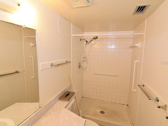 5th image of 711 Russell Ln #136