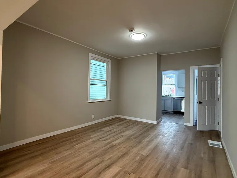 953 Roup Ave — Photo 6