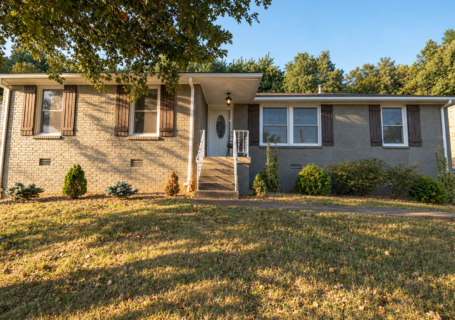 Renovated Ranch near Brentwood in Nippers Corner — Photo 1