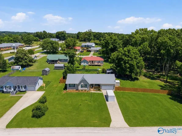 49 Schoolhouse Rd, Albertville, AL 35950