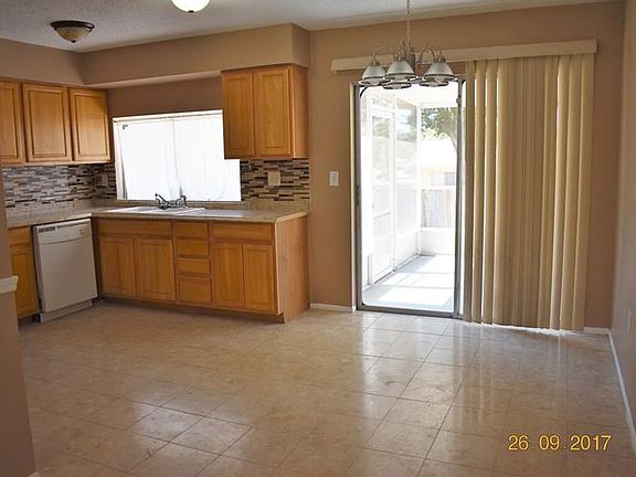5th image of 2296 E Orangehill Ave