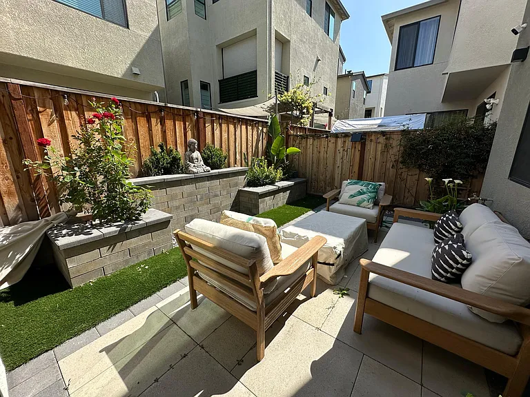 Backyard (1st floor)