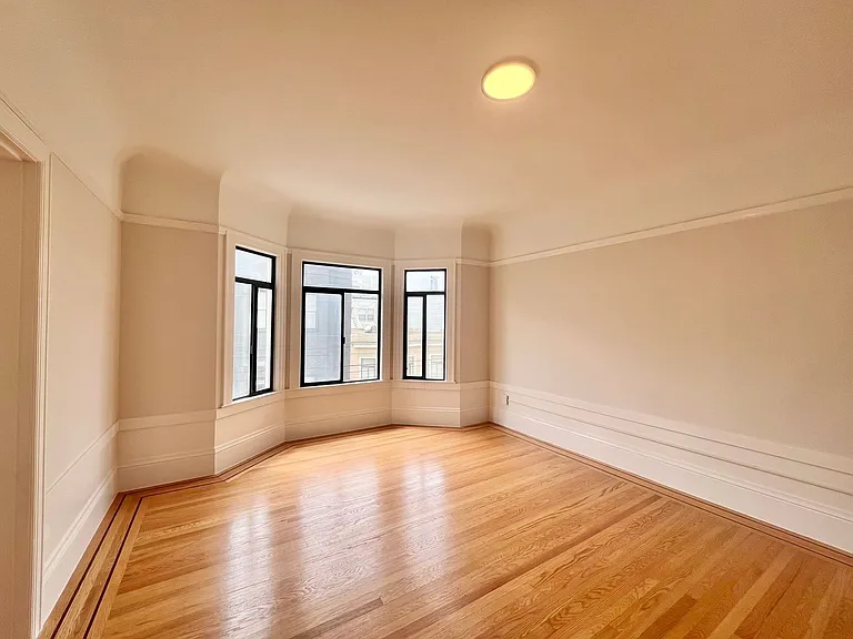 Top Floor 2br/1ba + Newly Renovated Unit! Parking! In-Unit Laundry! Progressive — Photo 7