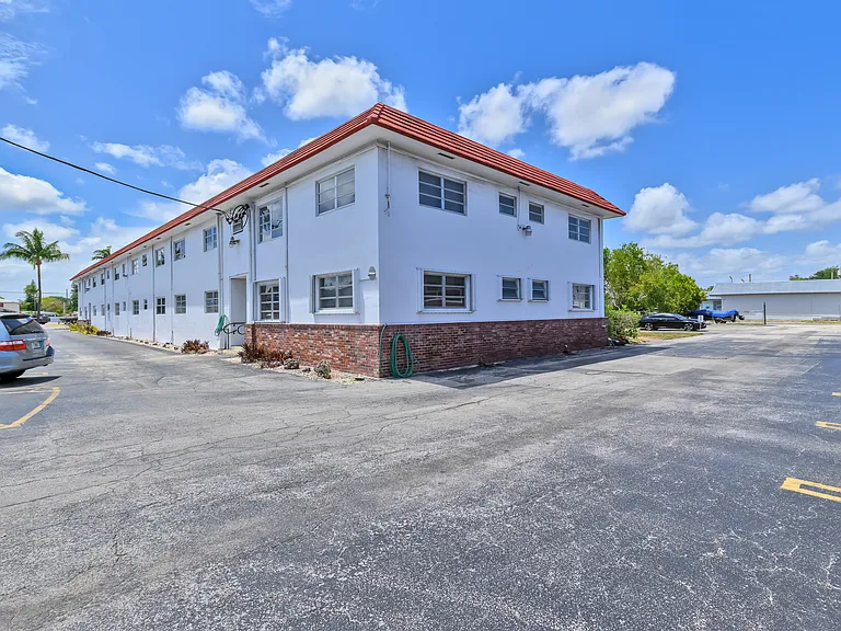 303 N Federal Hwy — Photo 23
