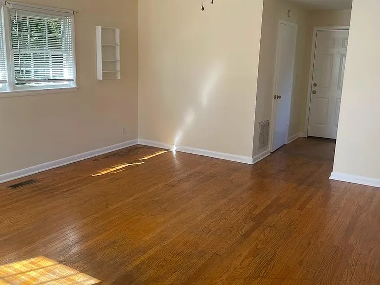1015 E Bell St — Photo 6