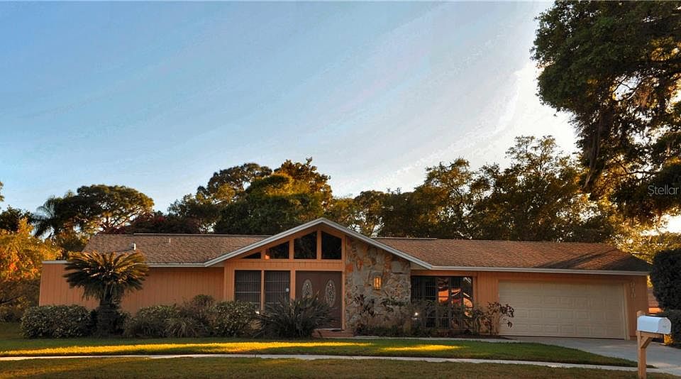 1st image of 910 Rolling Hills Dr