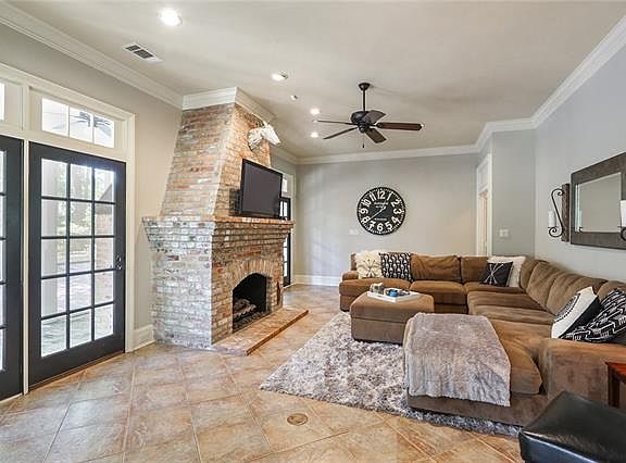 3rd image of 542 Beau Chene Dr