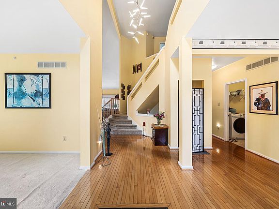 4th image of 204 Somerset Cir