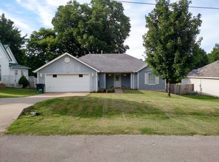 66 W White St, Farmington, AR 72730