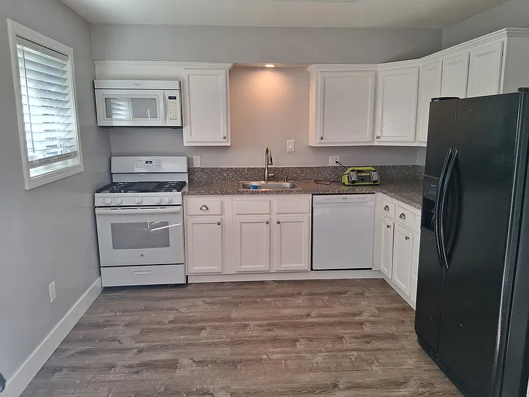 7626 Oak Grove Ave — Photo 6