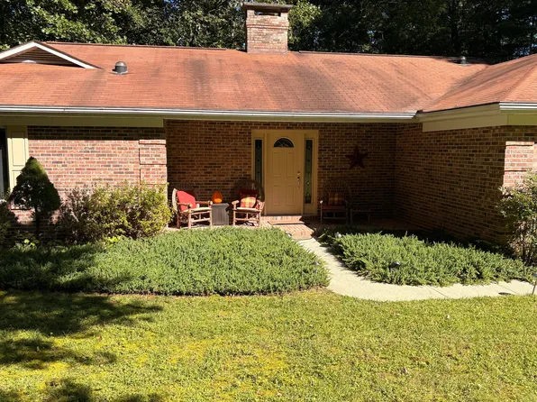 202 Thomas Rd, Hendersonville, NC 28739