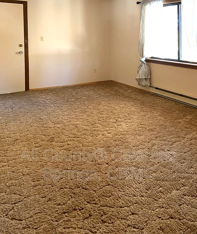 3 bed, 2.0 bath, 2400 sqft, $1,975 — Photo 3