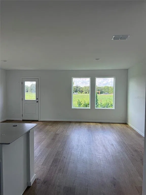 3 bed, 2.5 bath, 1423 sqft, $2,050 — Photo 4