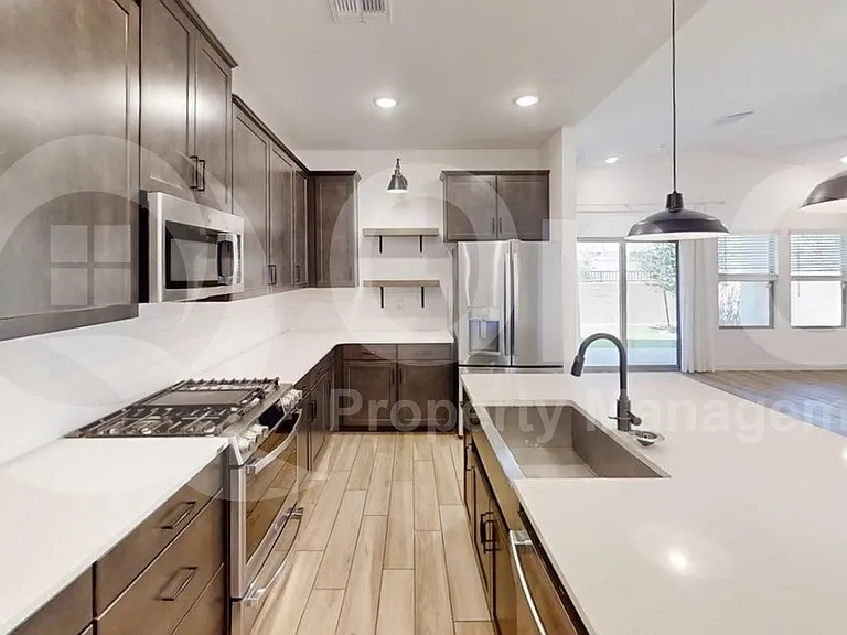 3026 W Straight Arrow Ln — Photo 2