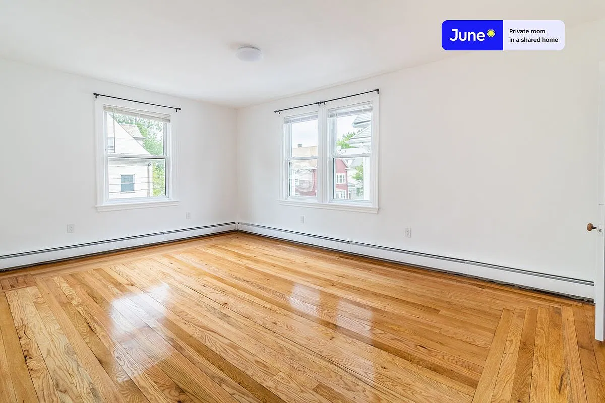 Queen bedroom in 7 bed/2 bath home in Brighton #1263 B — Photo 2