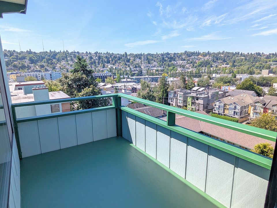 Private balcony with expansive views!