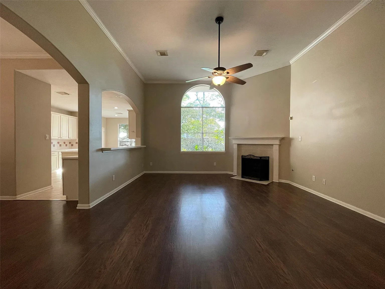 4 bed, 2.0 bath, 2291 sqft, $2,500 — Photo 3