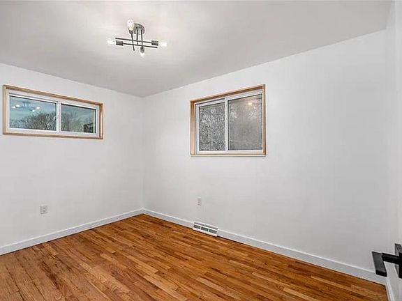 4th image of 127 Yosemite Dr