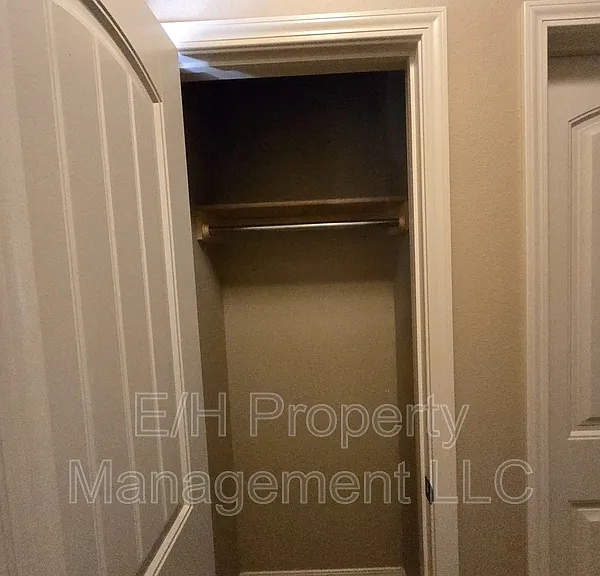 2146 N Woodlawn Blvd — Photo 4