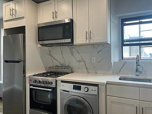 2nd image of 413 E 114th St