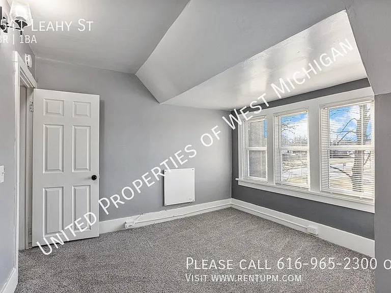1541 Leahy St — Photo 10