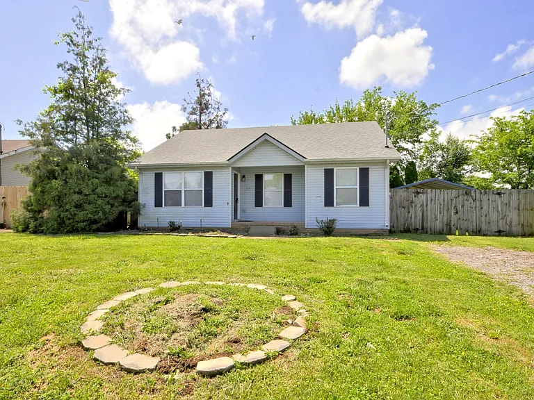 317 Pioneer Dr — Photo 2